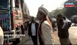 Watch Video: Groom Gets Stuck in Traffic Jam in Bhubaneswar During Bharat Bandh