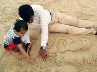 This picture of sand artist Sudarsan Pattnaik with his son on the beach is too cute!