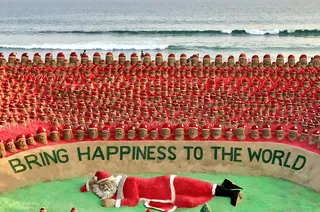 Odisha sand artist Sudarsan sculpts 1,000 Santa Clauses, sets world record