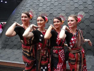 These Russians performing Sambalpuri folk dance will make you applaud!