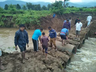 Exemplary: Odisha MLA joins people in road repairing
