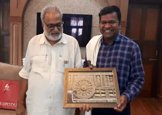 Odisha Governor felicitates Sudarsan Patnaik for iconic Konark sand art