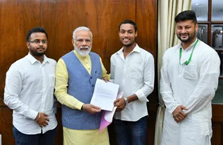 PM Modi meets Odisha students who cycled to Delhi