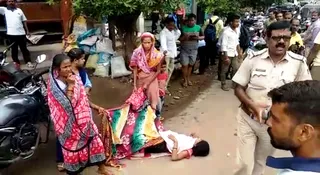 Doctor turns messiah for pregnant woman; helps deliver baby on roadside in Odisha