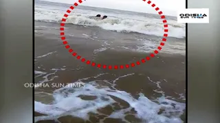 [Watch] Class 10 boy saves friend from drowning in sea in Odisha