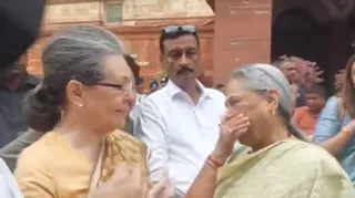 Unexpected Camaraderie: Sonia Gandhi, Jaya Bachchan break barriers with smiles