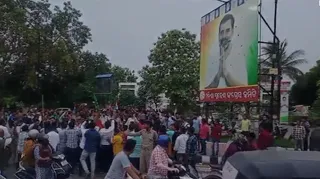 Master Canteen square turns battleground as Cong-BJP youth wing members clash in Odisha capital