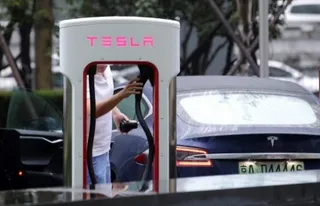 Tesla owner's video goes viral after his car couldn't charge in cold