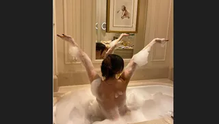 Selena Gomez strips for racy bathtub photo during Paris trip