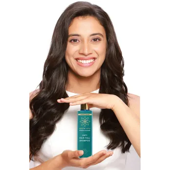 Smriti Mandhana على X: "My new innings as an investor! Used, loved & now  part of it - The @neem_ayu family! I'm excited to announce my partnership  with Neem Ayu, an Ayurvedic