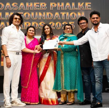 Sonu Nigam and sister Meenal Nigam honoured on stage