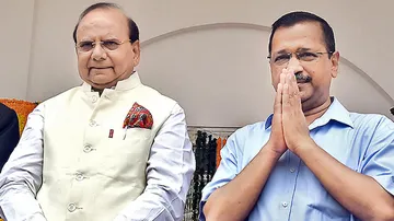 Vinai kumar Saxena and Kejriwal