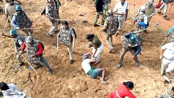 Police Lathi Charge On Dhinkia Protest