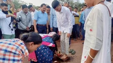 5T Secretary Among People