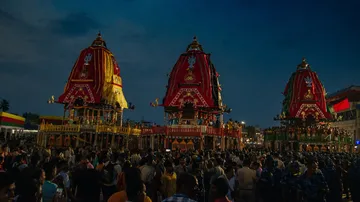 3 chariots stood in front of the lion door