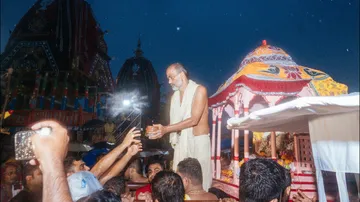 Laxmi breaks the chariot of her husband
