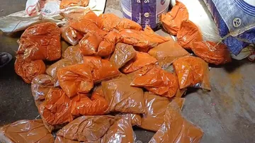 Chili and turmeric powder