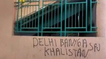 Graffiti In Delhi Metro 