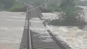 passengers-stuck-at-station