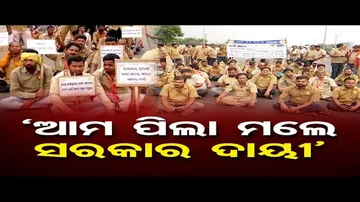 ଷ୍ଟିୟରିଂ ଛାଡ଼ି ରାଜ ରାସ୍ତାରେ ଡ୍ରାଇଭର୍