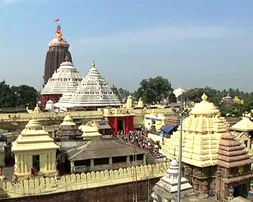 ଆଇନ ଭାଙ୍ଗିଲେ ଆଇଆଇସି: କରୋନା କଟକଣା ସତ୍ତ୍ୱେ ଶ୍ରୀମନ୍ଦିରକୁ ପ୍ରବେଶ କଲେ ପୂରା ପରିବାର