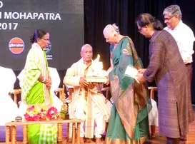 ଶ୍ୟାମାମଣି ଦେବୀ ଓ ଧ୍ରୁବଚରଣଙ୍କୁ ଗୁରୁ କେଳୁଚରଣ ମହାପାତ୍ର ସମ୍ମାନ ପ୍ରଦାନ