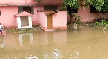 ବେଙ୍ଗ ମୂତିଲେ ବି ସ୍କୁଲ୍ ଭିତରେ ପାଣି