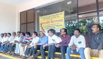 ଶିକ୍ଷକଙ୍କ ପରେ ଆନ୍ଦୋଳନରେ ବସିଲାଣି ଅମଲା ଓ ସେକ୍ସନ ଅଫିସର ସଂଘ