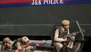 ଆତଙ୍କବାଦୀ ହମ୍‌ଲାରେ ୪ ପୁଲିସ୍‌ ସହିଦ୍‌, ଟଳିଲେ ୨ ଆତଙ୍କୀ