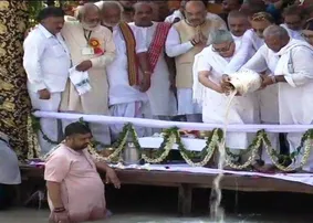 ଗଙ୍ଗାରେ ବାଜପେୟୀଙ୍କ ଅସ୍ଥି ବିସର୍ଜନ କଲେ ପାଳିତ କନ୍ୟା ନମିତା