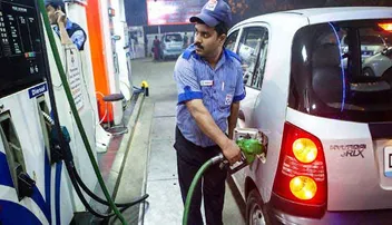 ବିଦେଶକୁ ଶସ୍ତାରେ ତେଲ ବିକ୍ରି କରୁଛି ଭାରତ, ପେଟ୍ରୋଲ୍‌ ଲିଟର୍ ପିଛା ୩୪ ଓ ଡିଜେଲ୍ ୩୬ ଟଙ୍କା !