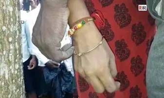 ହାତଗଣ୍ଠି ପଡ଼ିବା ଆଗରୁ ଦଉଡ଼ିରେ ଝୁଲି ପଡ଼ିଲେ ପ୍ରେମୀ ଯୁଗଳ!