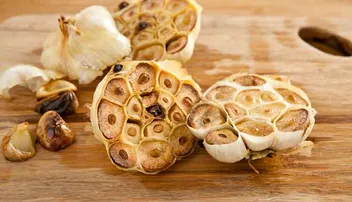 ଶୋଇବା ପୂର୍ବରୁ ଖାଆନ୍ତୁ ପୋଡ଼ା ରସୁଣ, ଦୂର ହେବ ଏହିସବୁ ସମସ୍ୟା