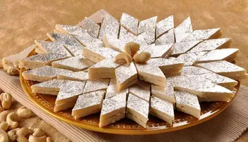 ଗଣେଶ ପୂଜାରେ ଘରେ ପ୍ରସ୍ତୁତ କରନ୍ତୁ କାଜୁ ବର୍ଫି