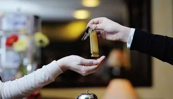 ହୋଟେଲ୍‌ରେ ରୁମ୍‌ ନେବା ବେଳେ ଏସବୁ କଥା ଉପରେ ଦିଅନ୍ତୁ ଧ୍ୟାନ