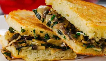 ବ୍ରେକ୍‌ଫାଷ୍ଟ୍‌ରେ ପରଷନ୍ତୁ ଗରମା ଗରମ ମସରୁମ୍‌ ମସାଲା ଟୋଷ୍ଟ୍‌