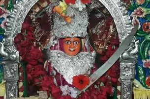 ‘କାତ୍ୟାୟନୀ’ ବେଶରେ ଦର୍ଶନ ଦେଉଛନ୍ତି ମା’ ସମଲେଶ୍ୱରୀ