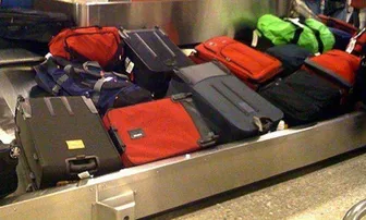 ଯାତ୍ରୀ ଭଳି ଆସି ମୋବାଇଲ୍‌ ଲୁଟିନେଲେ ବିମାନ କର୍ମଚାରୀ