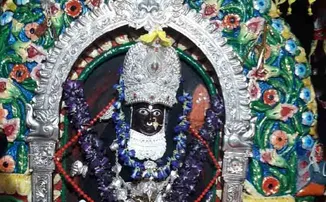 କାଳରାତ୍ରୀ ବେଶରେ ଦର୍ଶନ ଦେଉଛନ୍ତି ମା’ ସମଲେଶ୍ୱରୀ