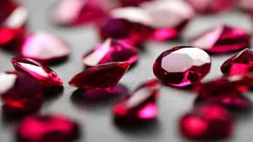 ହାତରେ ଧାରଣ କରନ୍ତୁ ମାଣିକ୍ୟ ରତ୍ନ