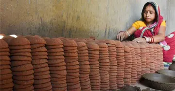 ମାଟିରେ ମାଟି ହୋଇ ମାଟିକୁ ଗଢ଼ୁଥିବା ମଣିଷ...