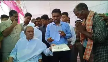 ଗଙ୍ଗାବାଡ଼ରେ ବିପନ୍ନଙ୍କ ସହ କଥା ହେଲେ ନବୀନ