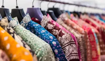 କୁର୍ତ୍ତୀ ସହିତ ସିଲ୍କ୍‌ ଧୋତି ନବରାତ୍ରୀରେ ଆପଣଙ୍କୁ ଦେବ ନୂଆ ଲୁକ୍‌