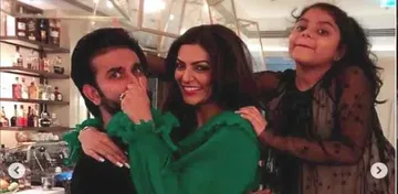 ଝିଅ ସାମ୍ନାରେ ବୟଫ୍ରେଣ୍ଡ୍‌ଙ୍କ ସହ ରୋମାଣ୍ଟିକ୍‌ ଅନ୍ଦାଜରେ ସୁସ୍ମିତା