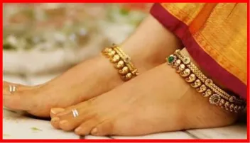 ଏହି କାରଣରୁ ପାଦରେ ସୁନା ଗହଣା ପିନ୍ଧିବା ମନା