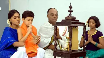 ପୂଜା କରିବା ବେଳେ ପତ୍ନୀଙ୍କୁ ସ୍ୱାମୀଙ୍କ କେଉଁ ପାର୍ଶ୍ୱରେ ବସିବା ଉଚିତ୍‌, ଜାଣିଛନ୍ତି କି ?