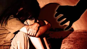 ୨୫ ବର୍ଷିୟା ଯୁବତୀଙ୍କୁ ସେକ୍ସ ଟୟ ଜରିଆରେ ଦୁଷ୍କର୍ମ କରୁଥିଲେ ୧୯ ବର୍ଷିୟା ଯୁବତୀ !