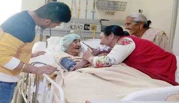 ଅସ୍ତ୍ରୋପଚାର ପରେ ୧୧୮ ବର୍ଷୀୟ ମହିଳାଙ୍କ ଶରୀରରେ ଲାଗିଲା ପେସମେକର୍