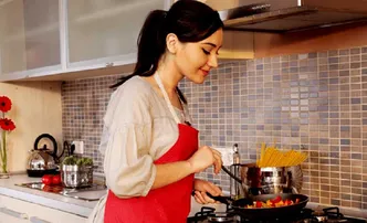 ବାସ୍ତୁ ଅନୁସାରେ ମହିଳାମାନେ କରନ୍ତୁ ଏହି କାମ: ରହିବ ଭଗବାନଙ୍କ ଆଶୀର୍ବାଦ