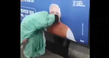 ଏୟାର ଷ୍ଟ୍ରାଇକ୍‌ରେ ଖୁସି ହୋଇ ମୋଦିଙ୍କ ଫଟୋକୁ ଚୁମା ଦେଲେ ମହିଳା ! ଦେଖନ୍ତୁ ଭିଡିଓ